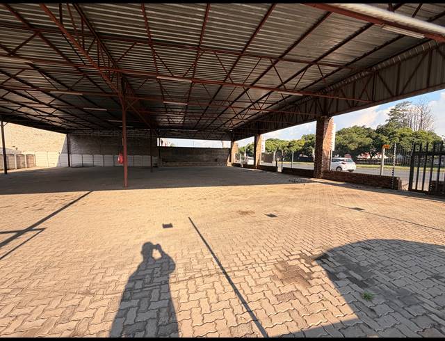 1,001M² SHOWROOM TO LET IN BARTLETT